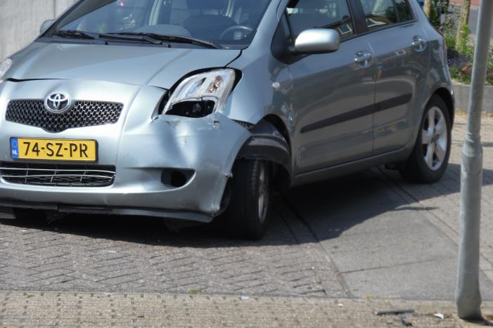 Bestuurder verliest controle over stuur en eindigt tegen paal