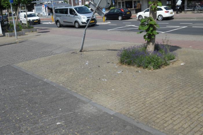 Bestuurder verliest controle over stuur en eindigt tegen paal