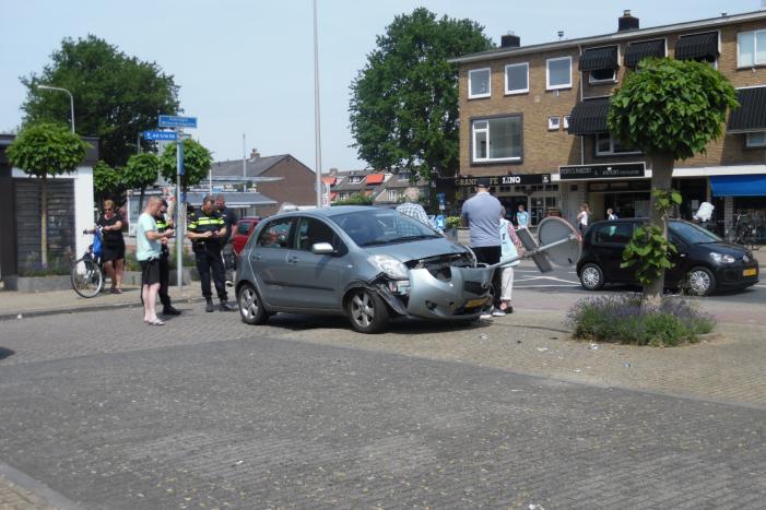 Bestuurder verliest controle over stuur en eindigt tegen paal