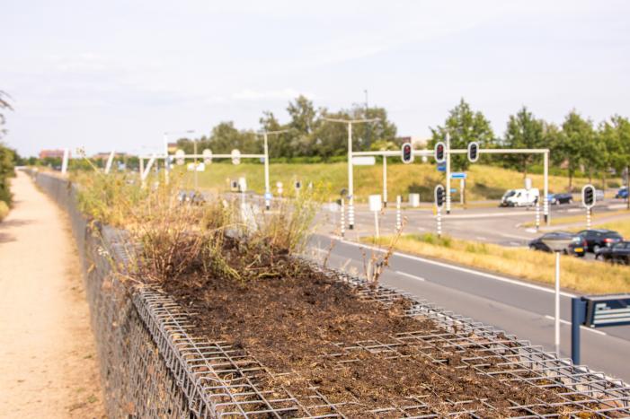 Brand op geluidswal snel geblust