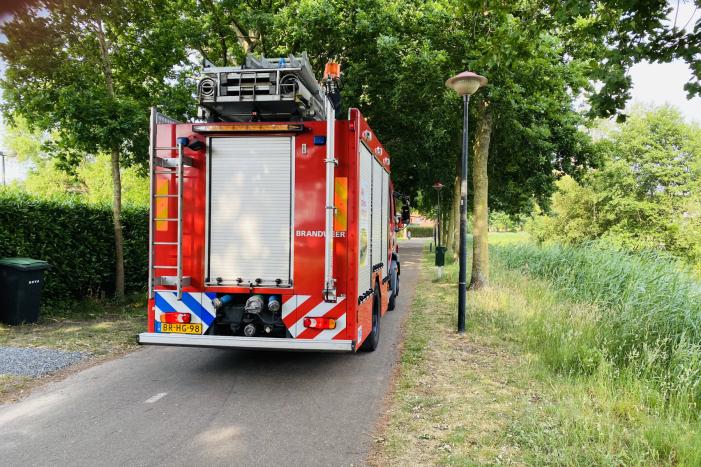 Omstanders doven vuur in park in Nieuwland