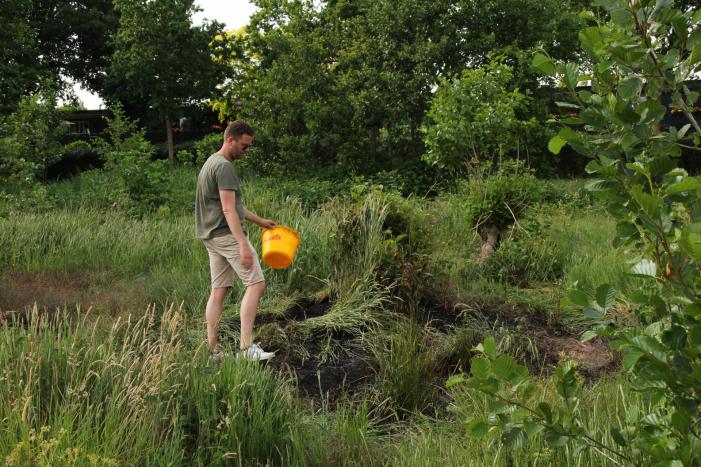 Omstanders doven vuur in park in Nieuwland