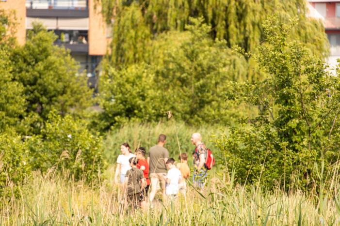 Omstanders doven vuur in park in Nieuwland