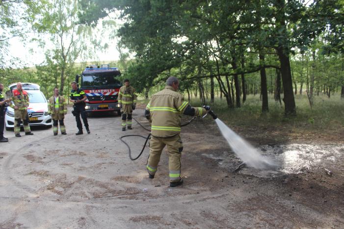 Brandende boomstronken snel geblust