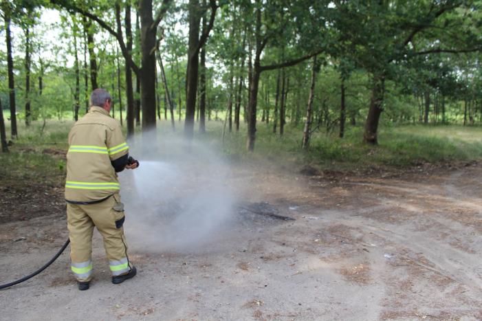 Brandende boomstronken snel geblust