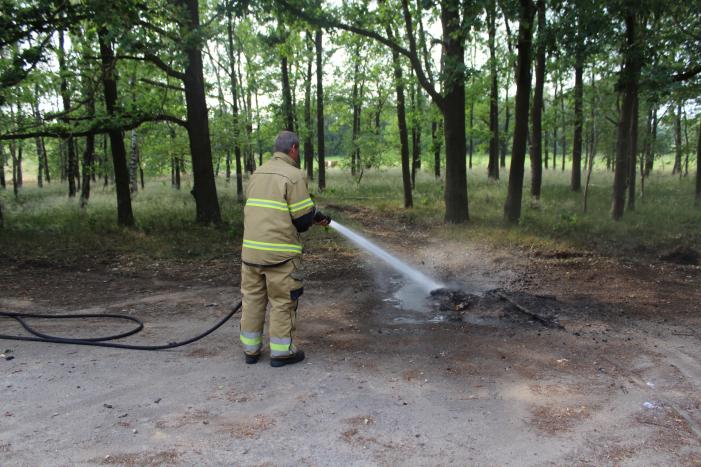 Brandende boomstronken snel geblust