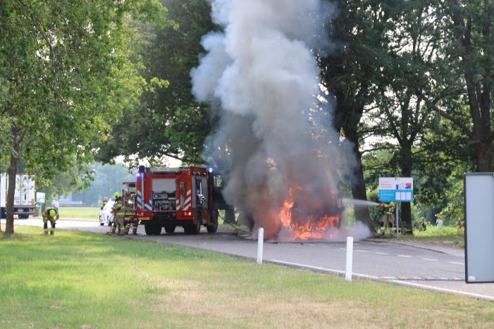 Bestelbus brandt volledig uit