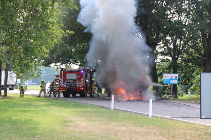 Bestelbus brandt volledig uit