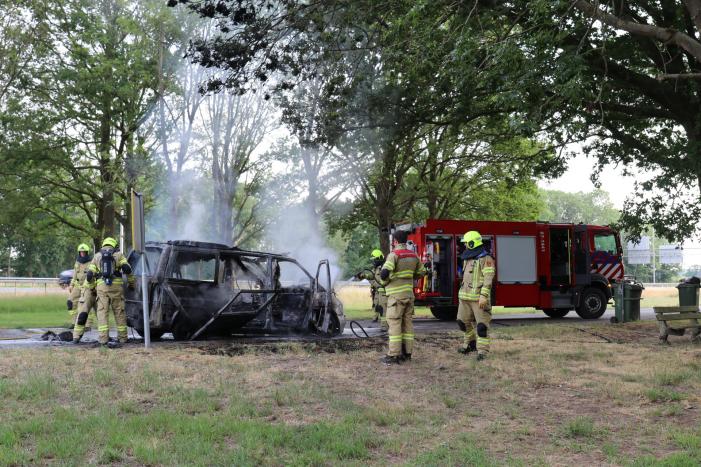 Bestelbus brandt volledig uit