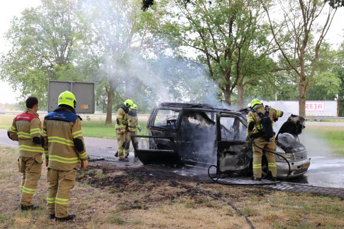 Bestelbus brandt volledig uit