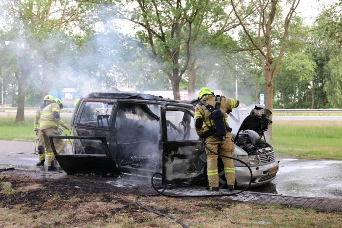 Bestelbus brandt volledig uit