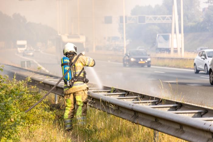 Veel rook bij brand in berm naast snelweg