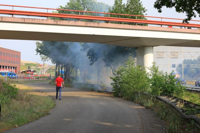 Veel rook bij brand in berm naast snelweg