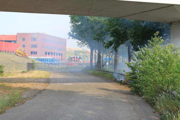 Veel rook bij brand in berm naast snelweg