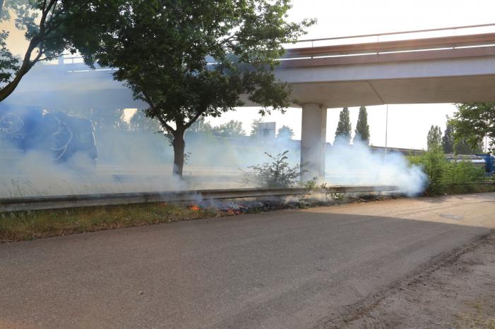 Veel rook bij brand in berm naast snelweg