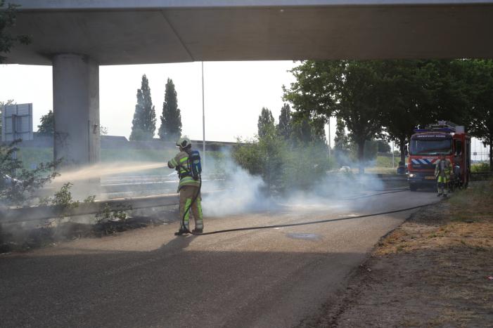 Veel rook bij brand in berm naast snelweg