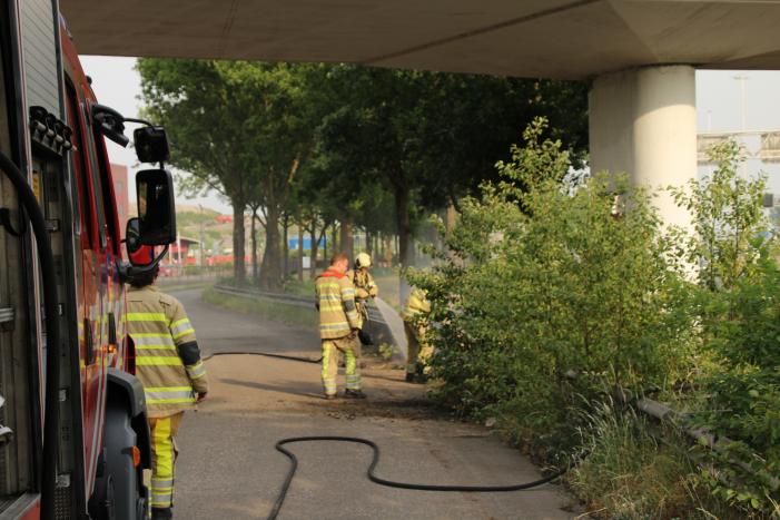 Veel rook bij brand in berm naast snelweg