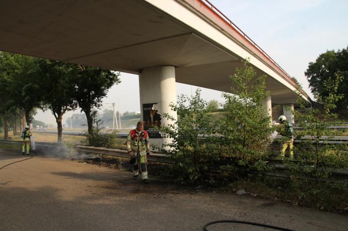 Veel rook bij brand in berm naast snelweg