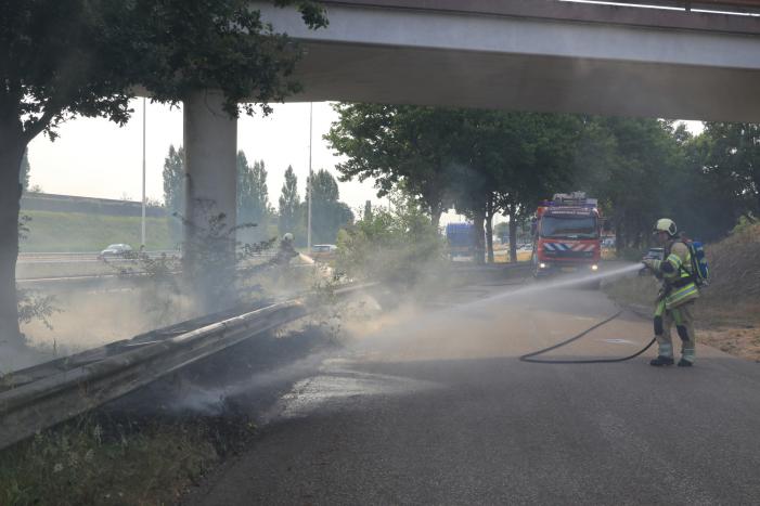 Veel rook bij brand in berm naast snelweg