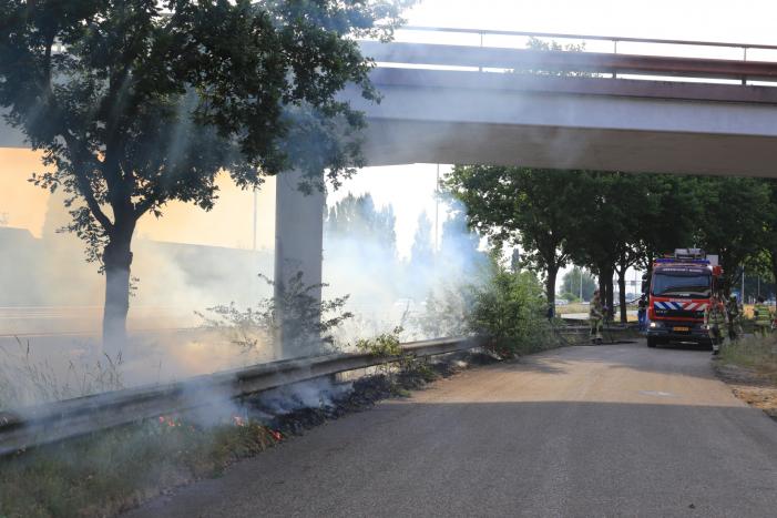 Veel rook bij brand in berm naast snelweg