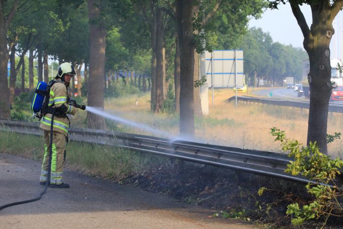 Veel rook bij brand in berm naast snelweg