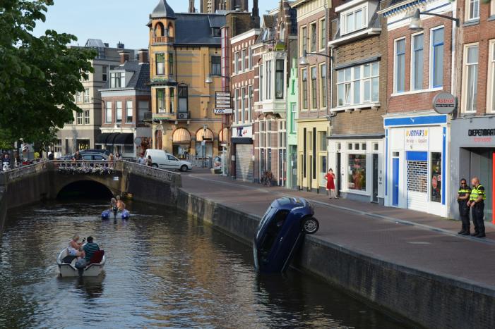 Auto haalt frisse neus in de gracht