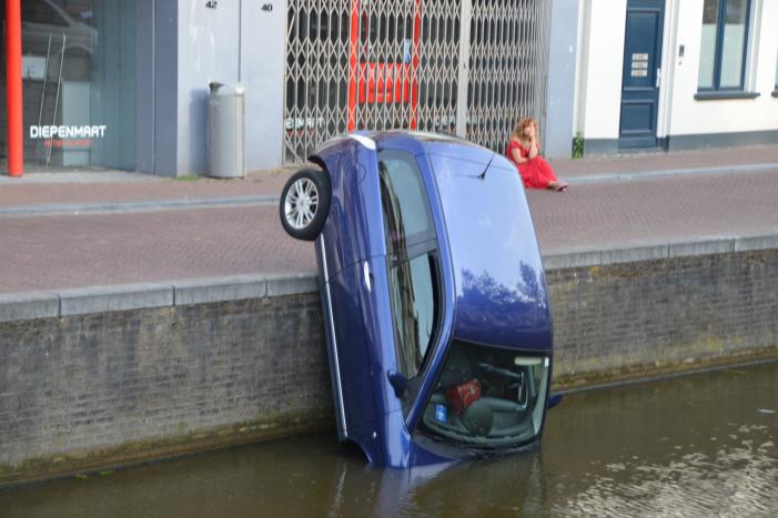 Auto haalt frisse neus in de gracht