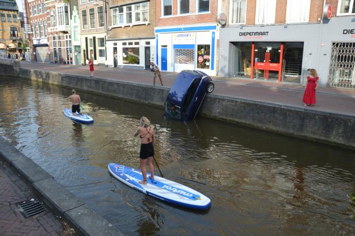 Auto haalt frisse neus in de gracht