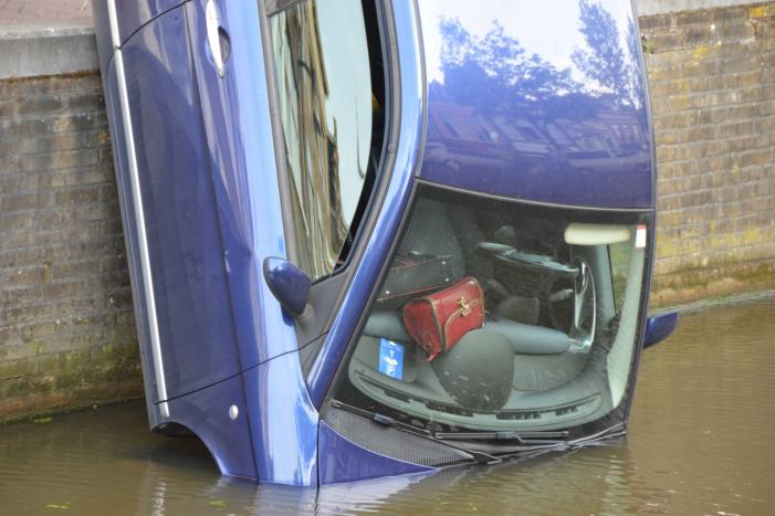 Auto haalt frisse neus in de gracht