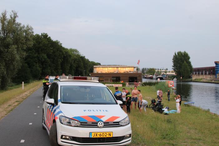 Persoon belandt te water