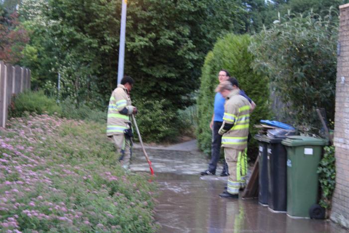Groot sinkhole en straat vol water na leidingbreuk
