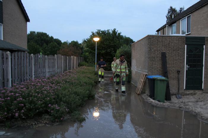 Groot sinkhole en straat vol water na leidingbreuk