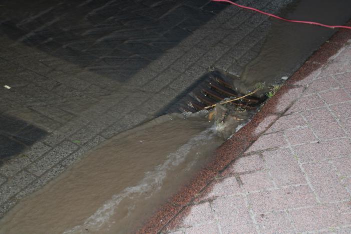 Groot sinkhole en straat vol water na leidingbreuk