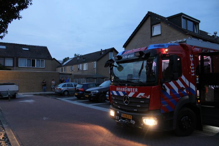Groot sinkhole en straat vol water na leidingbreuk
