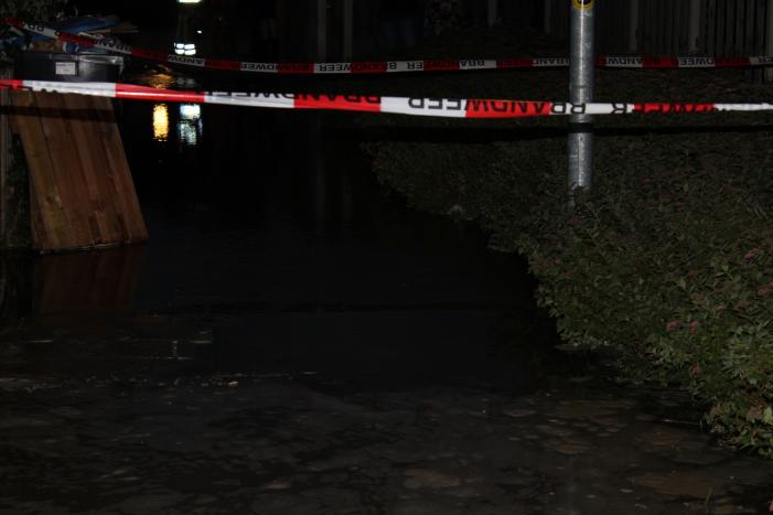 Groot sinkhole en straat vol water na leidingbreuk