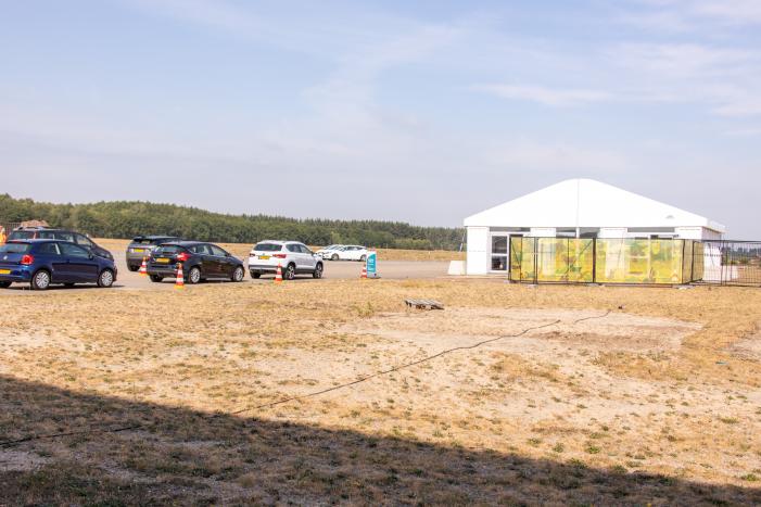 In de rij voor een coronatest bij Nationaal Militair Museum