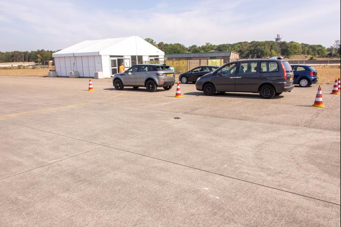 In de rij voor een coronatest bij Nationaal Militair Museum