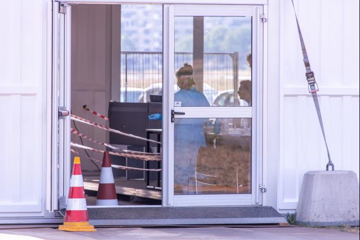 In de rij voor een coronatest bij Nationaal Militair Museum