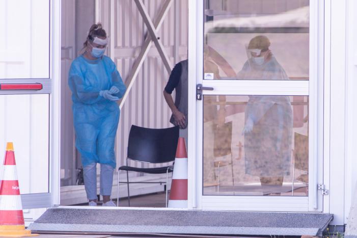 In de rij voor een coronatest bij Nationaal Militair Museum