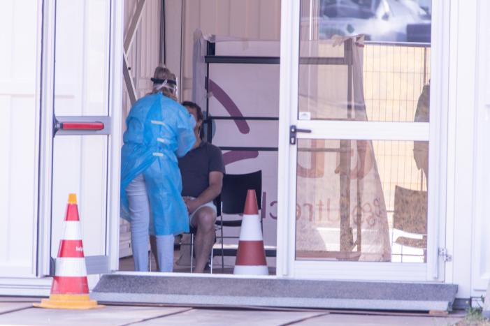 In de rij voor een coronatest bij Nationaal Militair Museum