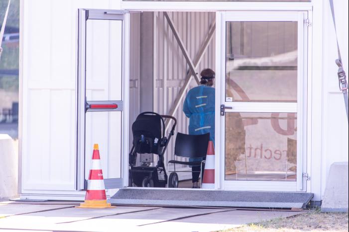 In de rij voor een coronatest bij Nationaal Militair Museum