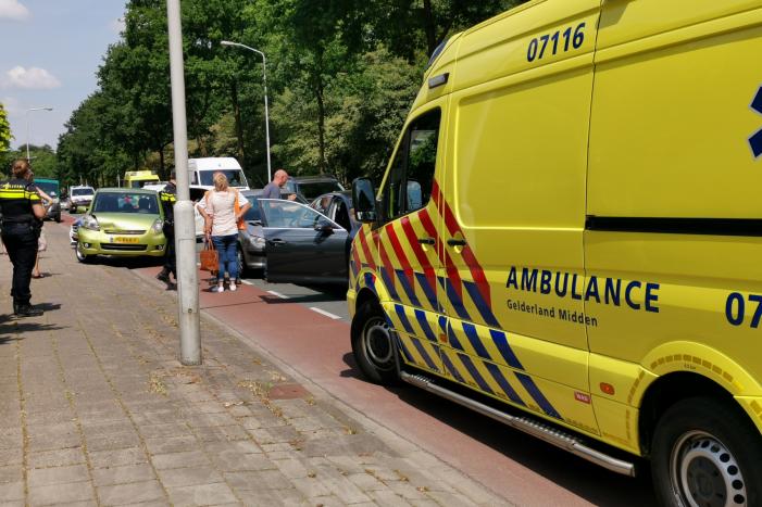 Gewonde bij aanrijding tussen drie voertuigen