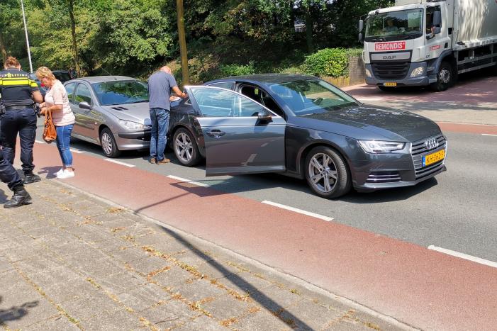 Gewonde bij aanrijding tussen drie voertuigen