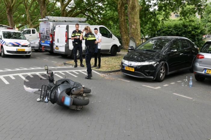 Scooterrijder botst op auto na verlaten parkeerplaats