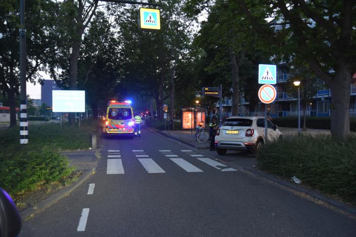 Vrouw gewond na aanrijding op oversteekplaats
