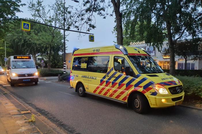 Vrouw gewond na aanrijding op oversteekplaats