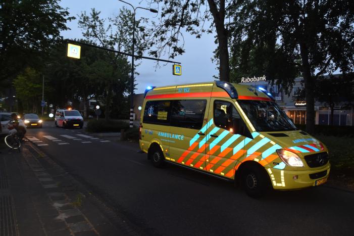 Vrouw gewond na aanrijding op oversteekplaats