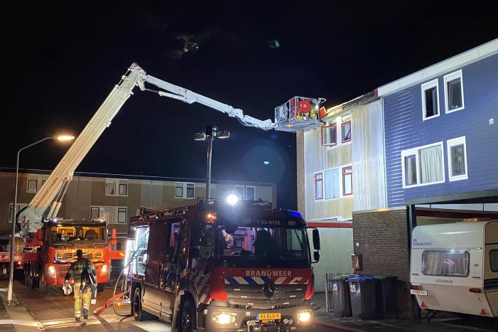 Brand op dak van woning, inslag vermoedelijke oorzaak