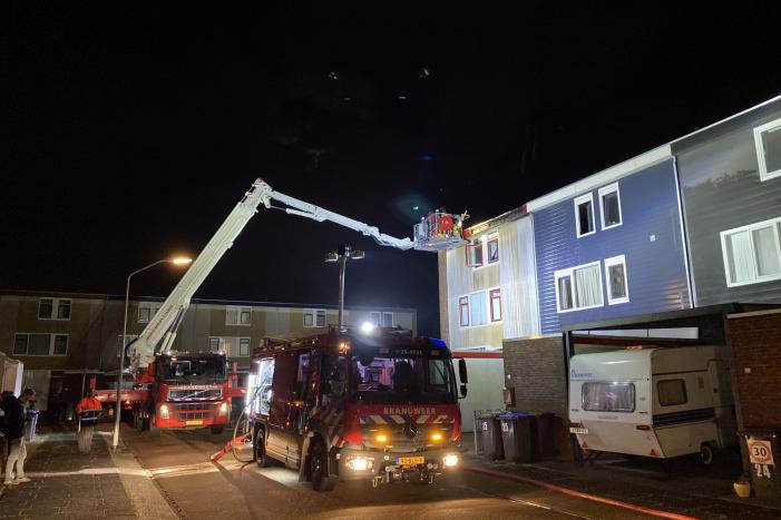 Brand op dak van woning, inslag vermoedelijke oorzaak