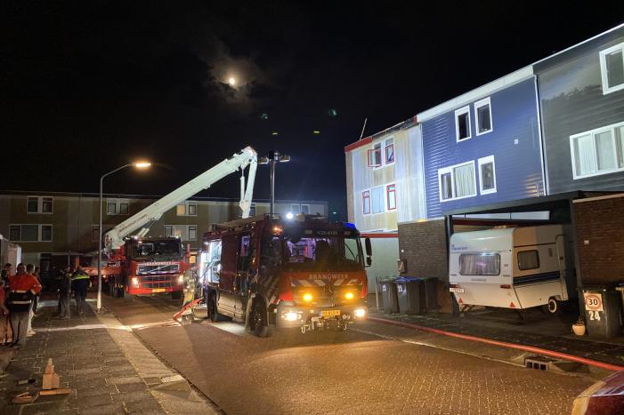 Brand op dak van woning, inslag vermoedelijke oorzaak